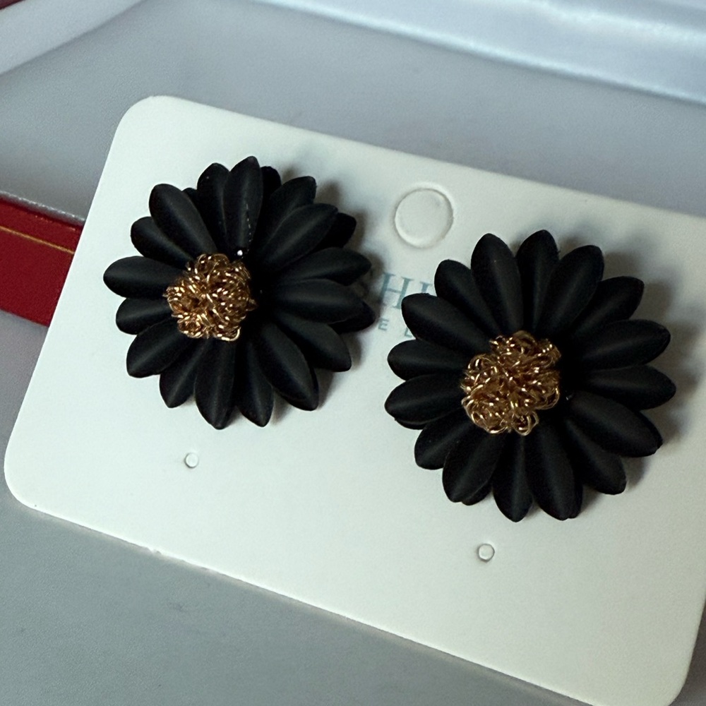 Fashion Jewelry Black and Gold Floral Earrings